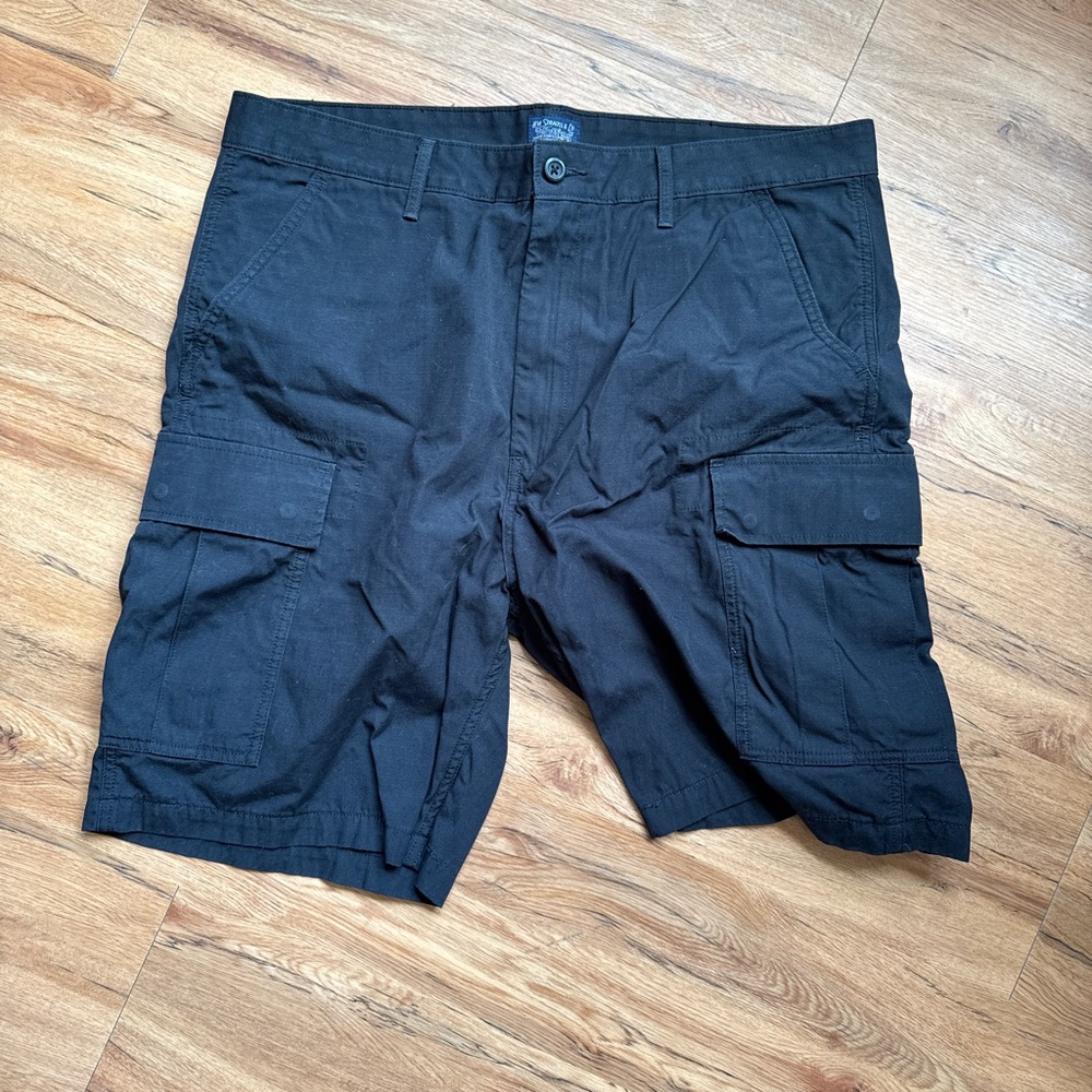 Levi's Black Cargo Shorts with Sturdy Design